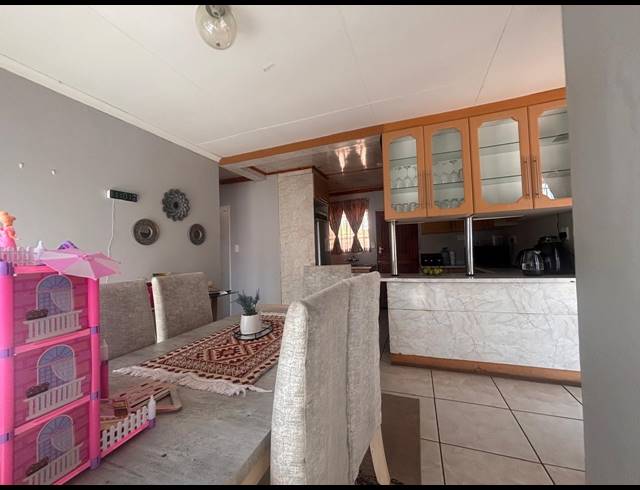 3 BEDROOM HOUSE TO LET IN MANDELA VIEW